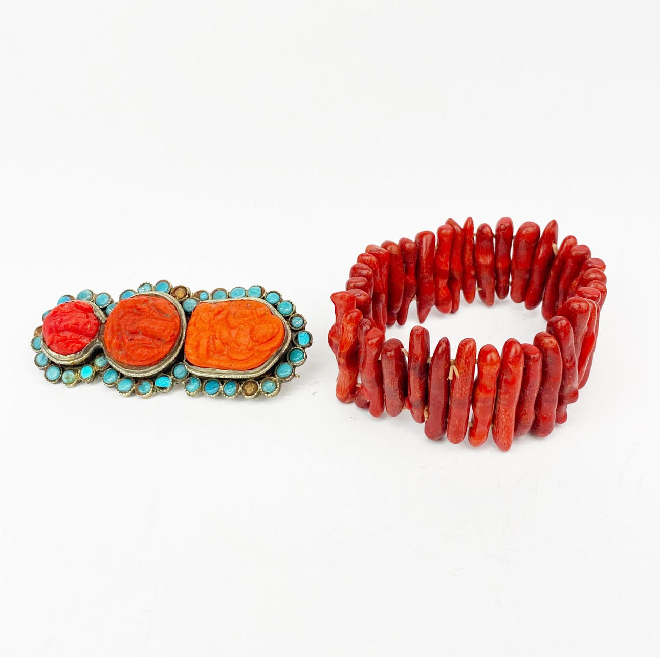 KORALL MÄRKESARMBAND OCH KINESISK BROSCH.