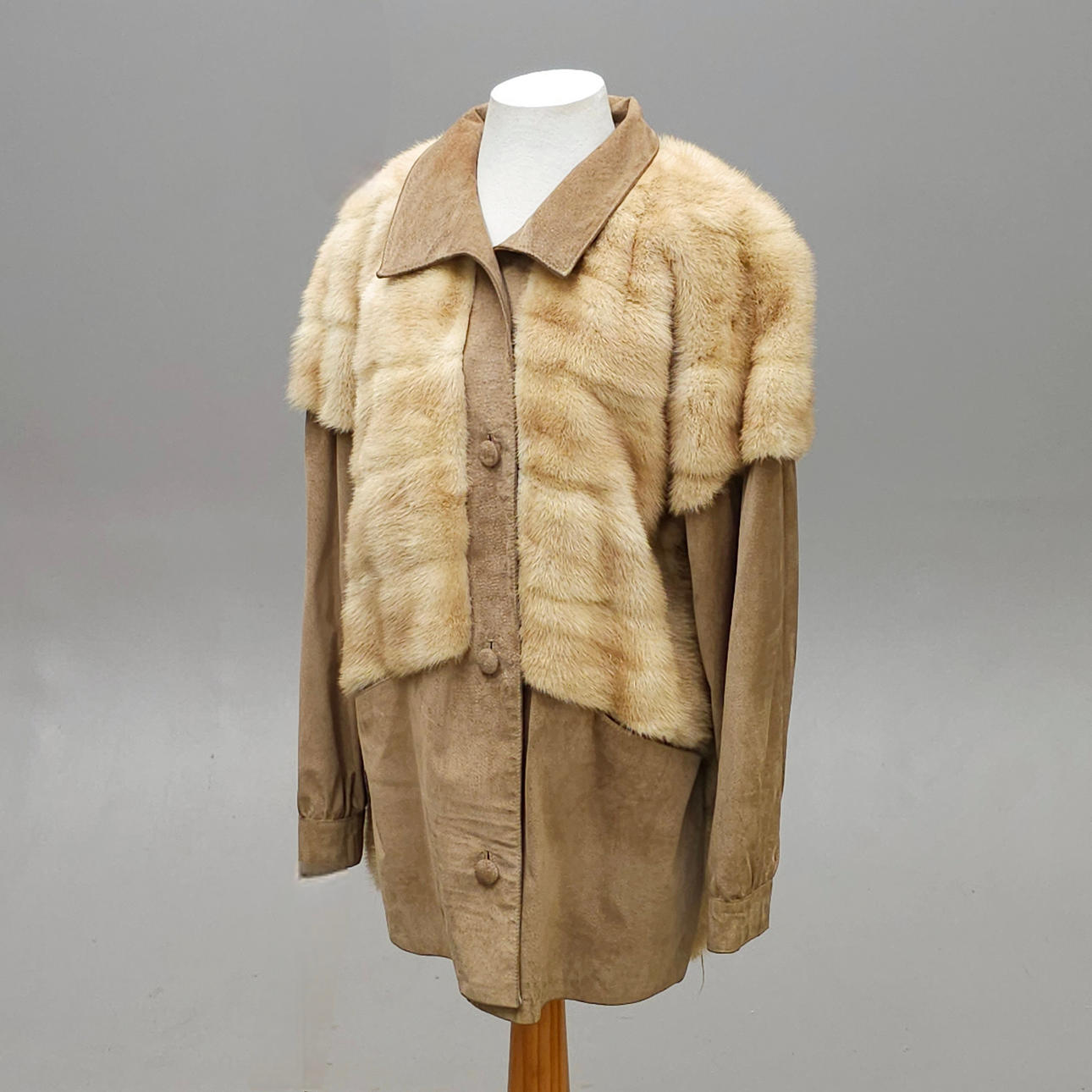 THREE-QUARTER JACKET IN LIGHT BIEGE MINK AND MATCHING SUEDE. MIGUEL ELOLA. DESIGN YEARS.