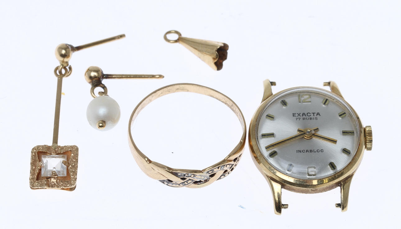 GULD 18k, 5 delar, tot vikt 3,4 gram samt BOETT Exacta 14k, vikt (exkl verk, inkl glas) 1,9 gram.