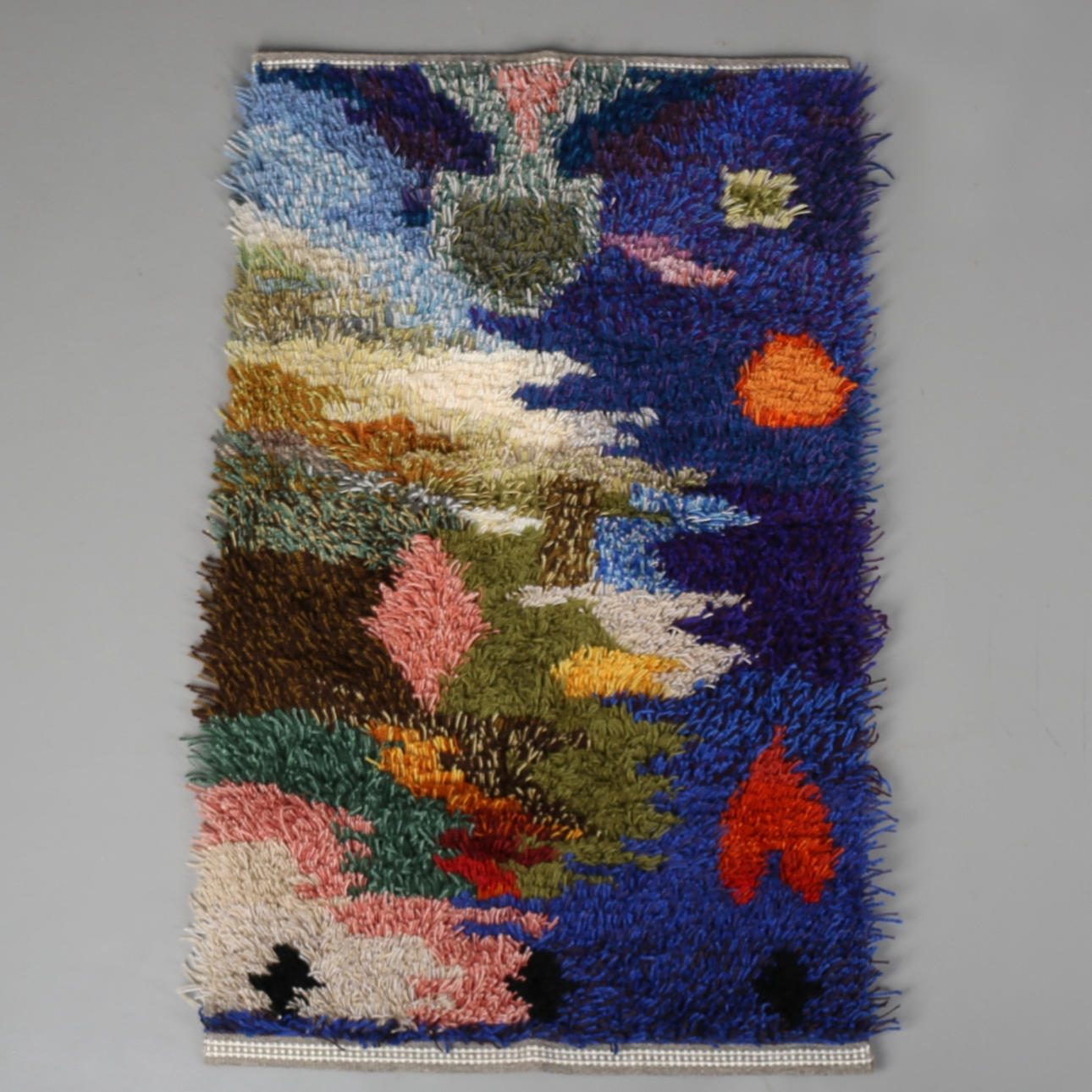 RYAMATTA, dekor i olika färger, 110x66 cm, signerad MM samt daterad -01.