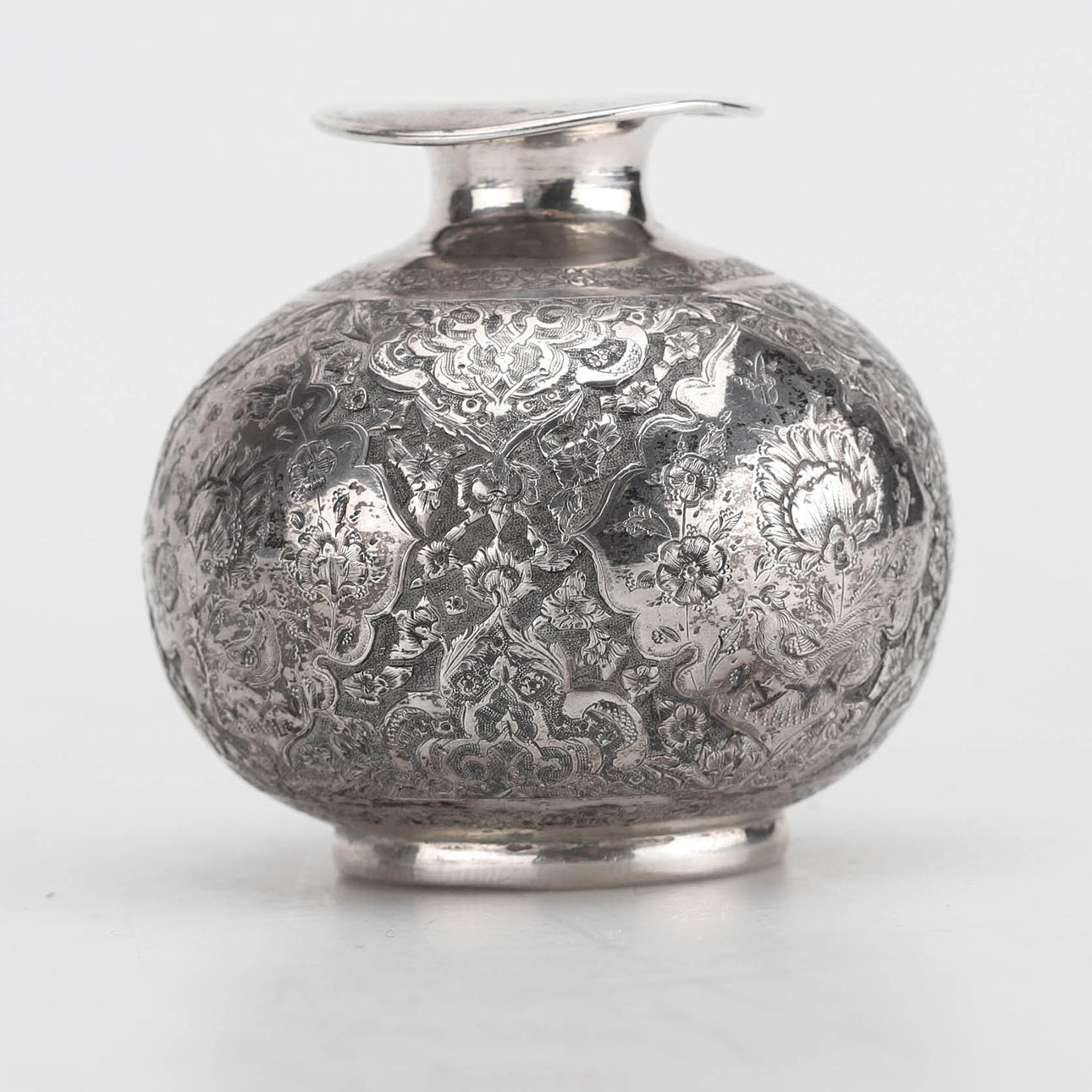 VASE, Silber, Kugelvase mit ziseliertem Dekor, Persien.