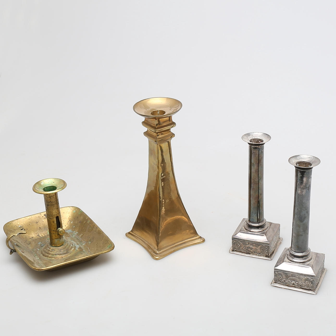 LJUSSTAKAR i mässing och nysilver, 4 st, 18/1900-tal.