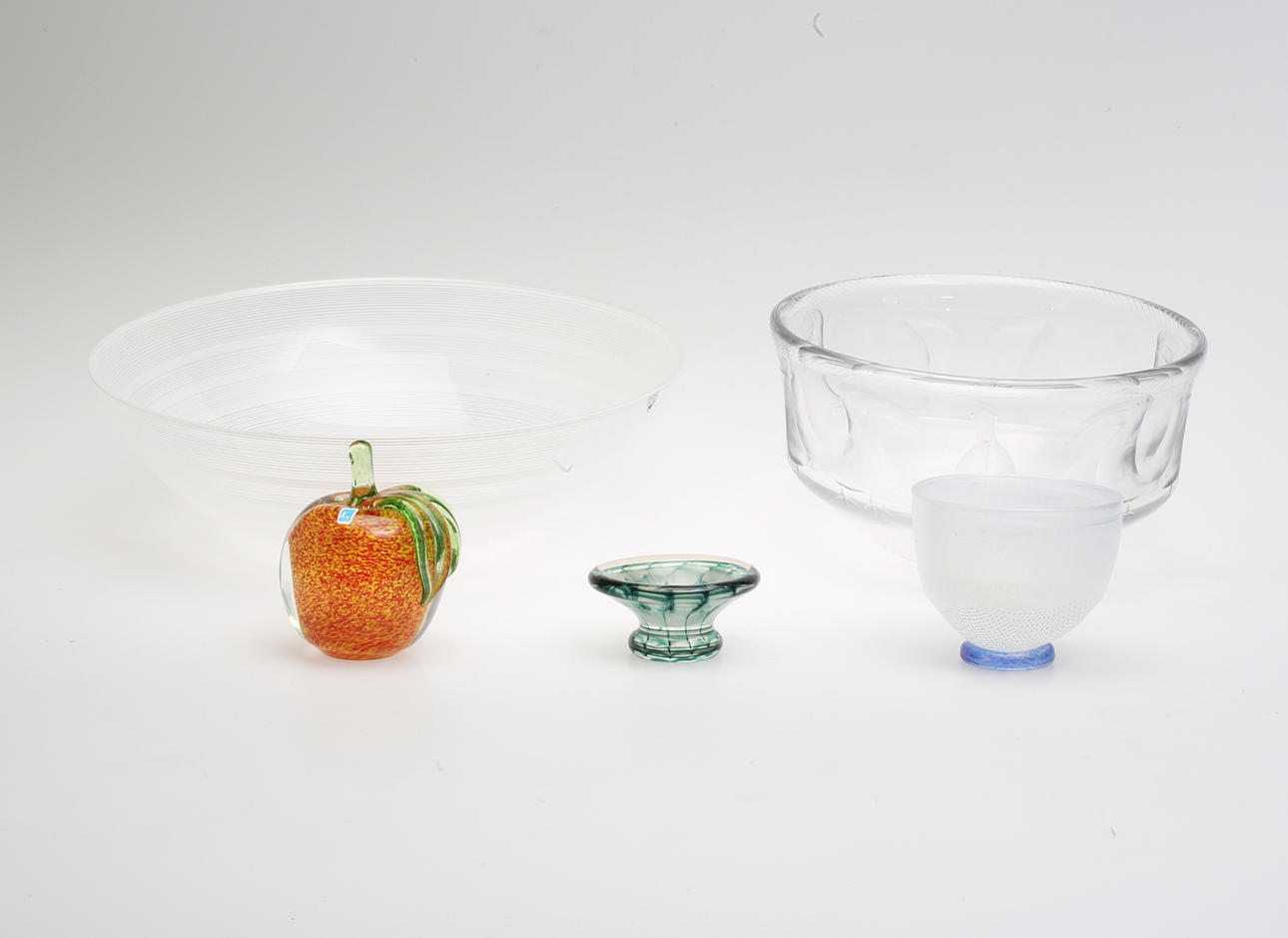 SKÅLAR samt Skulptur, 5 delar, glas, Orrefors, Kosta Boda, 1900-tal.