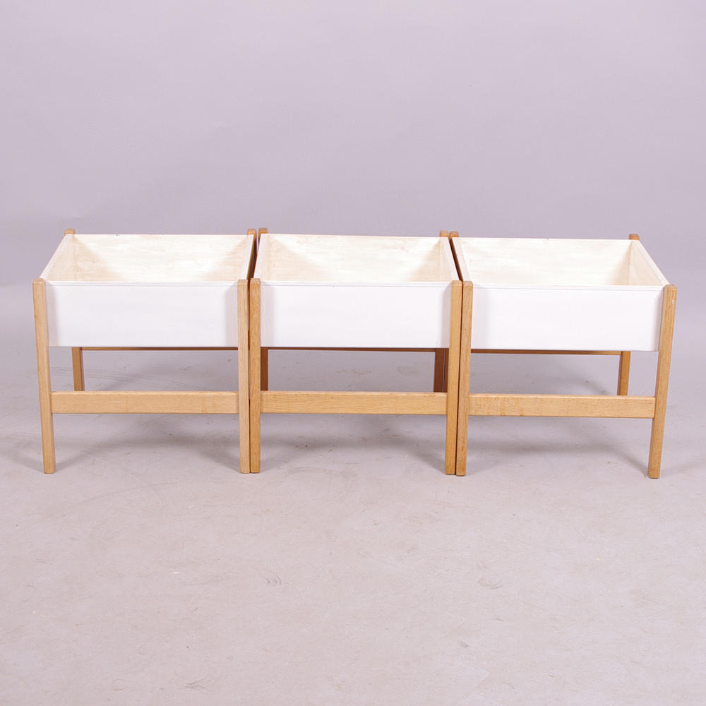 BLOMSTERBORD, 3 stycken, ek/vitlackerad plåt.