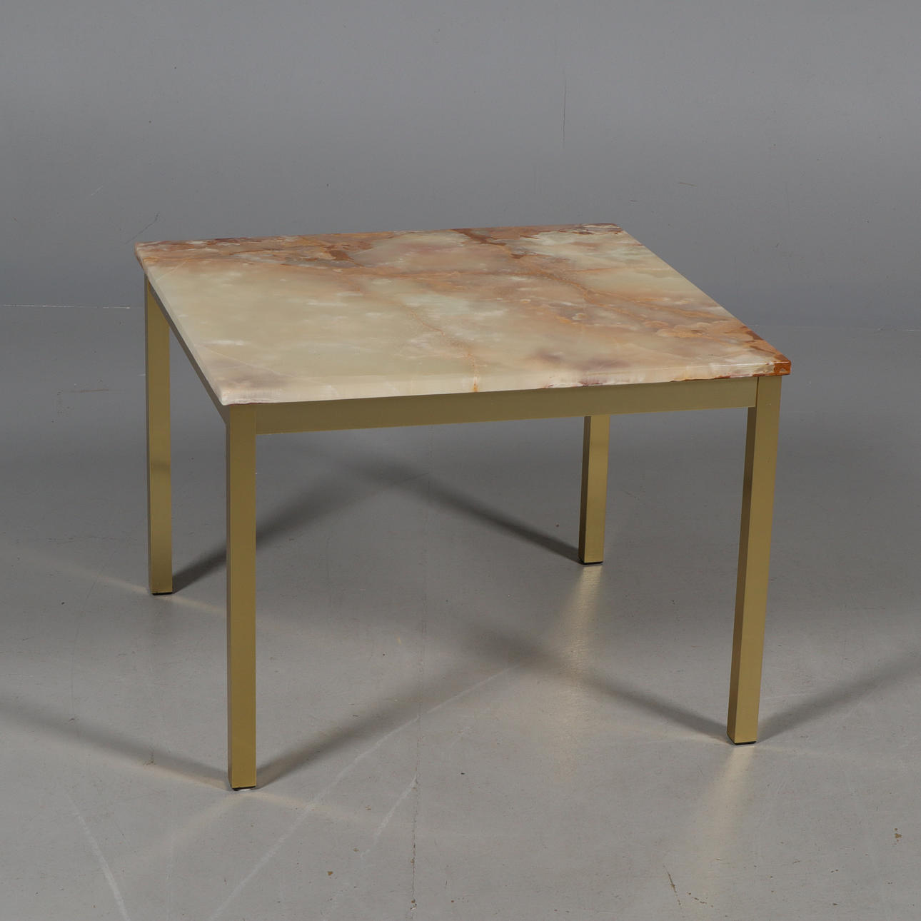 TISCH mit Steinplatte.