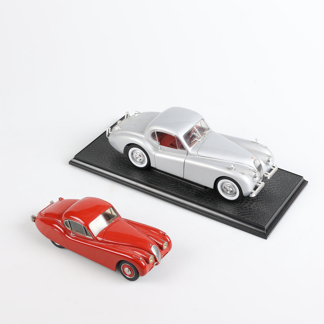 MODELLAUTOS, 2 Stück, Jaguar XK 120.