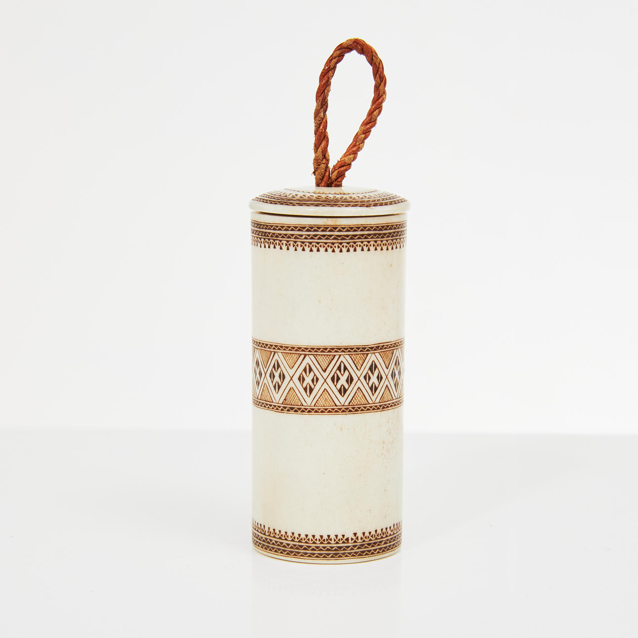 SVANTE LARSSON (FÖDD 1940). Attributed to. match case, reindeer antler, masur and leather, engraved decor, signed with house mark (triangle).