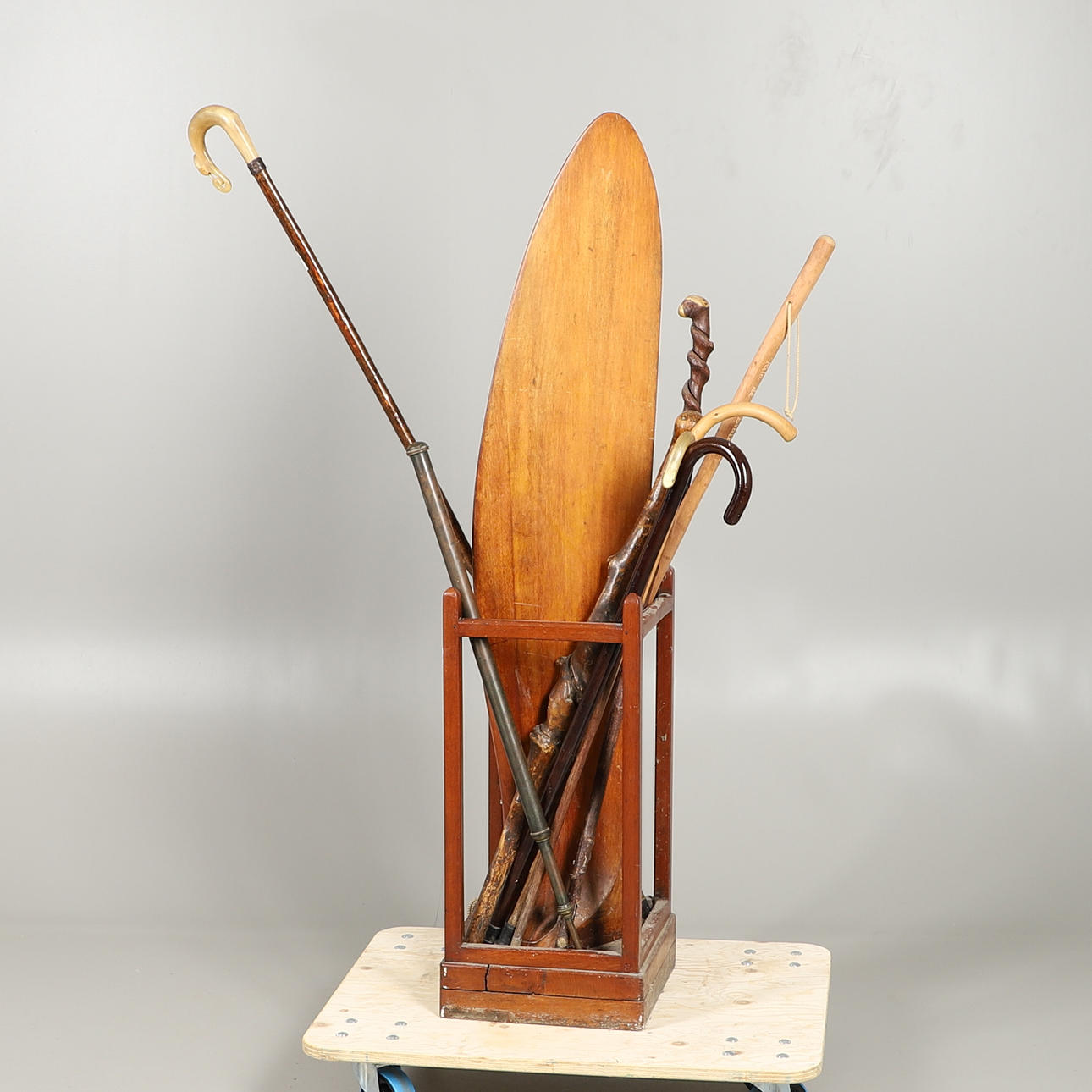 EIN STOCKSTÄNDER AUS MAHAGONI.