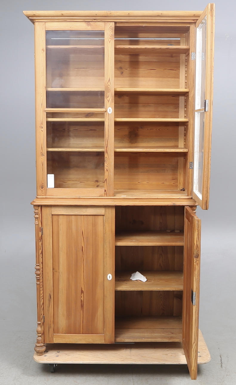 BOKSKÅP, furu, omkring 1900.