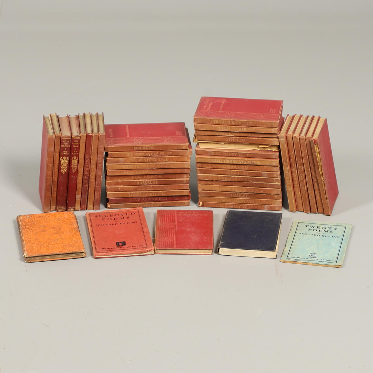 UNA CANTIDAD DE NOVELAS DE WILLIAM SHAKESPEARE.