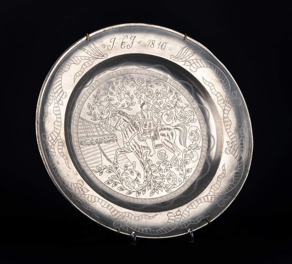 ZINNTELLER, DATIERT 1810. Antik tenn, utsmyckad spegel.