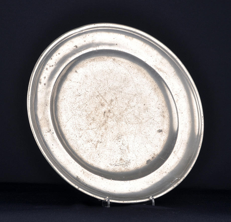 ZINNTELLER UM 1800. Antik tenn utan prydnad.