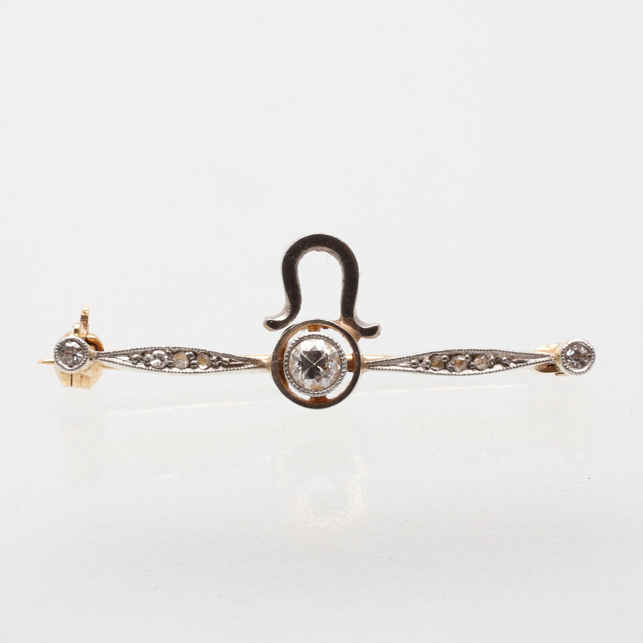 BROSCH, 18k guld, med 3 briljanter, samt 6 st färglösa safirer, totalvikt 2,35 gram.