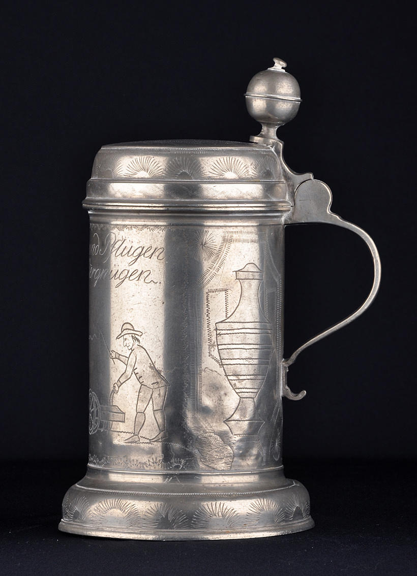 ZINNKRUG, DATIERT 1802. Rullande kanna med barockfäste. Mejslad dekor.
