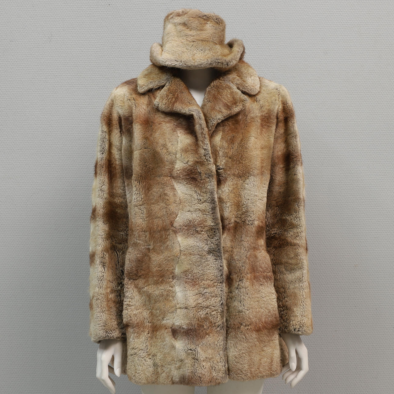 PÄLSKAPPA & MÖSSA, beige päls, troligen Prärievarg.