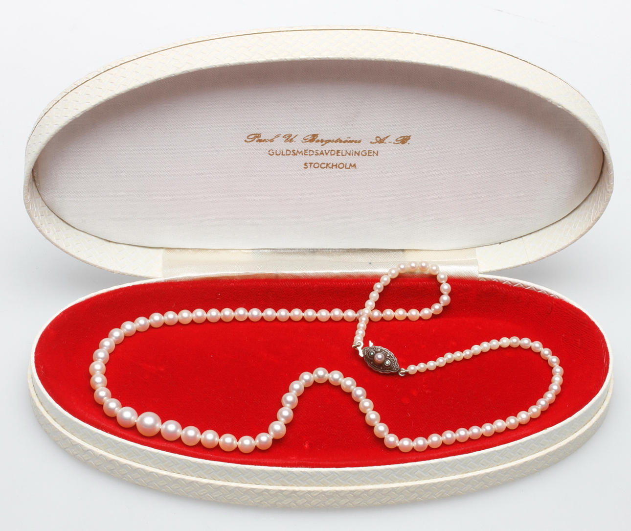 PÄRLCOLLIER, silverlås, Paul U Bergström, Stockholm.
