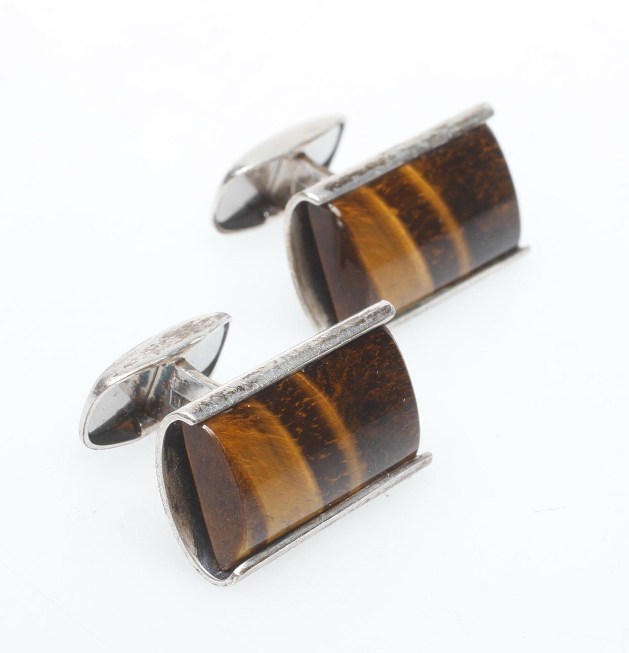 MANSCHETTKNAPPAR, ett par, silver med tigeröga, Finland, 1970-tal.