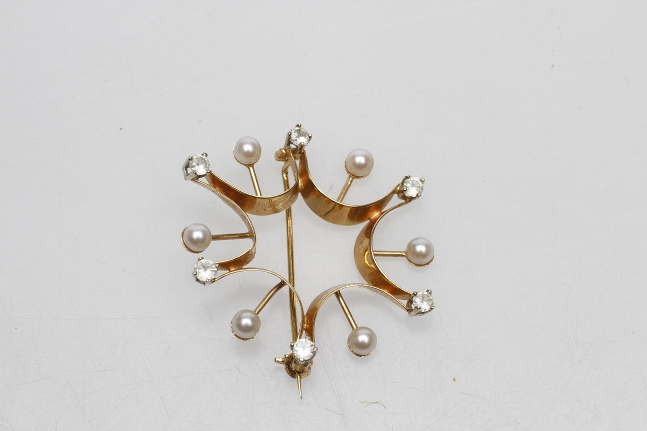 BROSCH, 18k guld med pärlor och stenar, Alton, Falköping, vikt ca 4,2 gram.