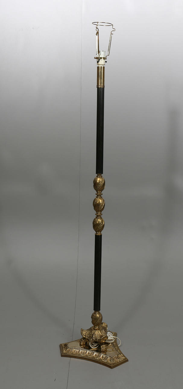 GOLVLAMPA, metall, empirestil, 1900-talets mitt.