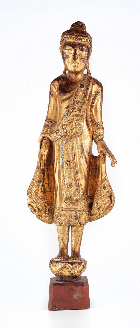 BUDDHA STÅR PÅ EN PIEDESTAL. Thailändsk typ, snidad, guldpläterad, ca. 1940.