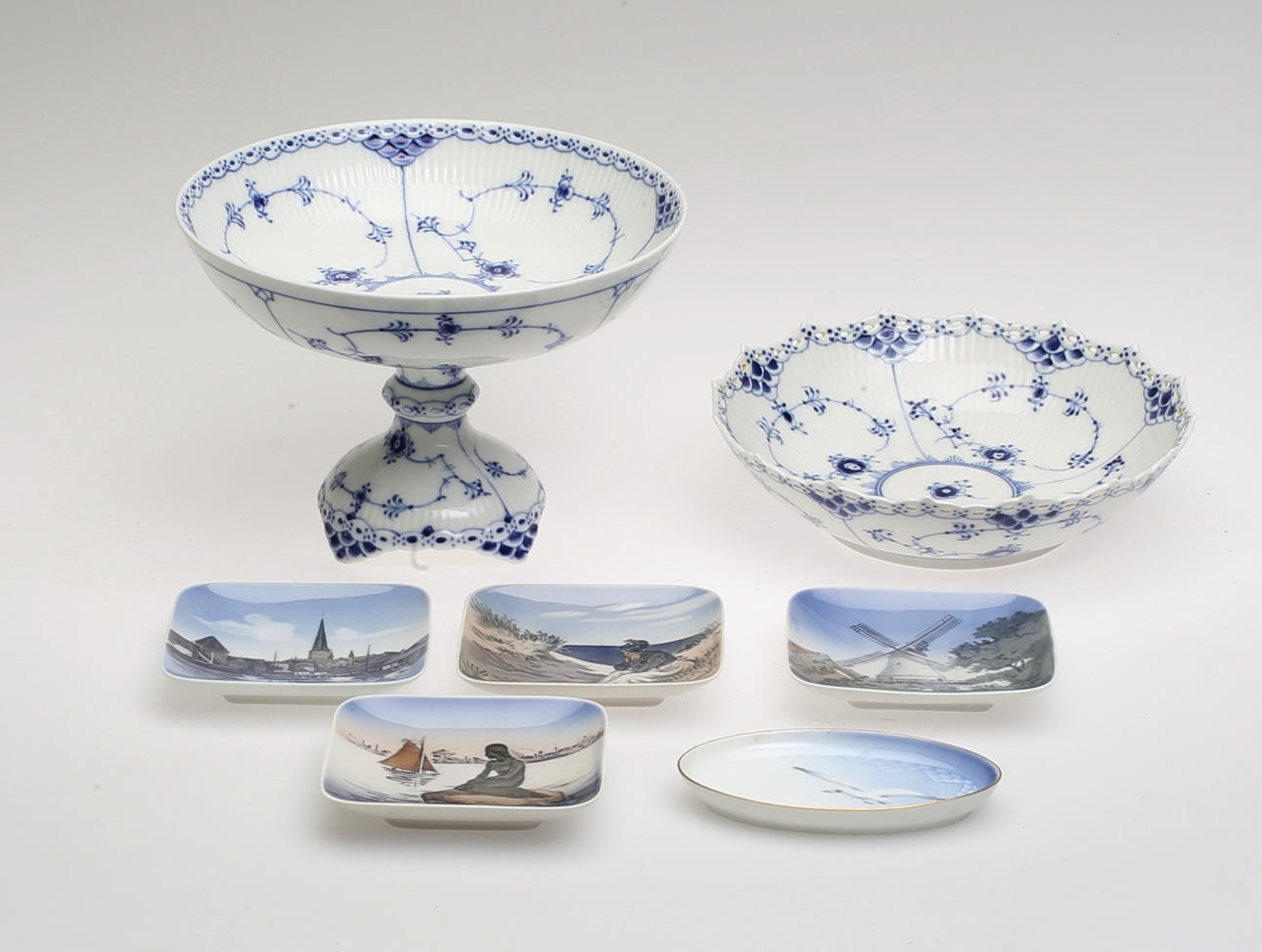 SKÅLAR samt FAT, 7 delar, Royal Copenhagen, Danmark.