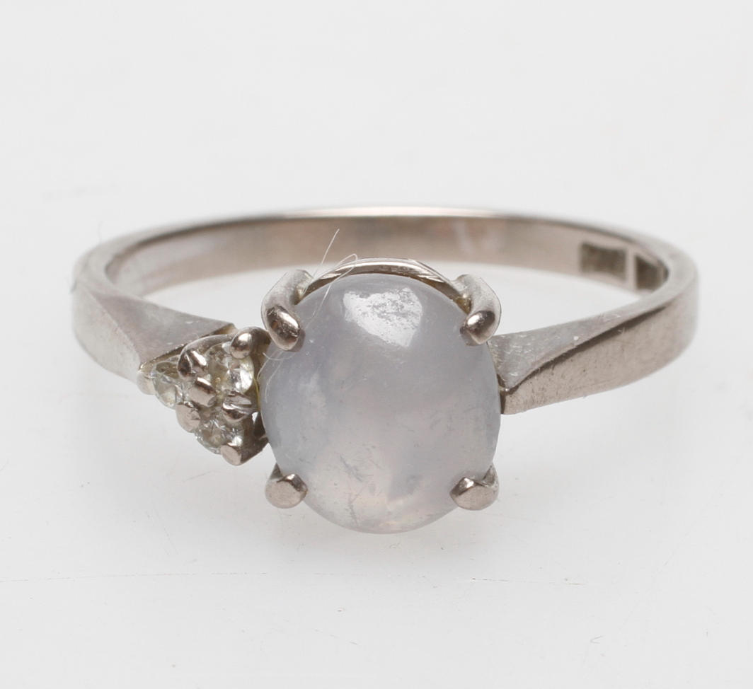 RING, 18k vitguld med diamanter och månsten, vikt ca 5 gram.