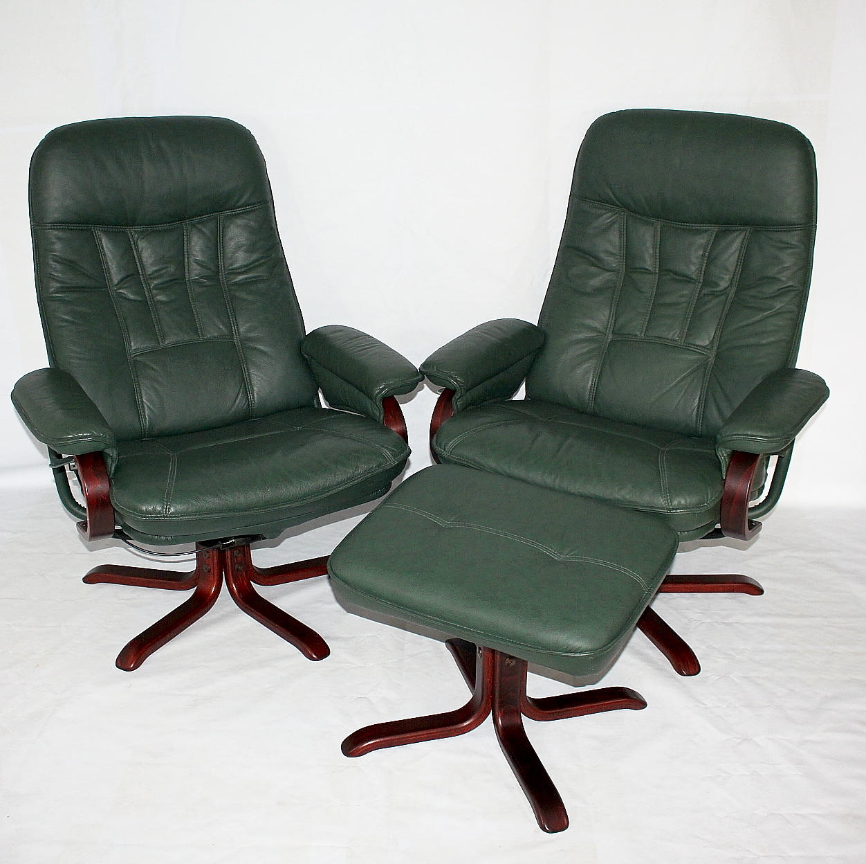 SNURRFÅTÖLJ 2 st med en FOTPALL, skinn och skai.