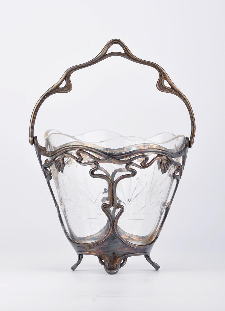 JUGENDSTIL. HANS ART. Liten korg med silverpläterad metallfäste, kristallglas.