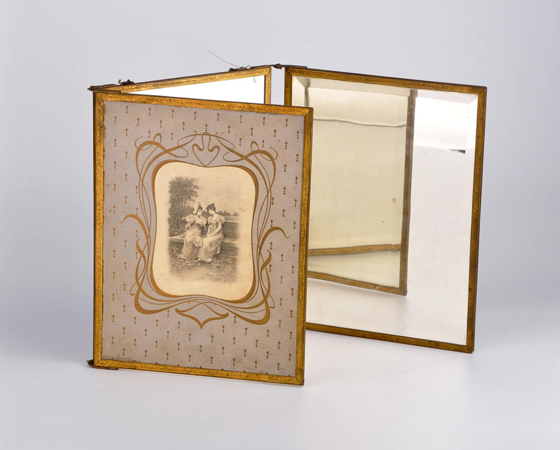 PARAVENT, TISCHSPIEGEL. Art Nouveau omkring 1905, mässingsram med dekor, fasettslipat glas.