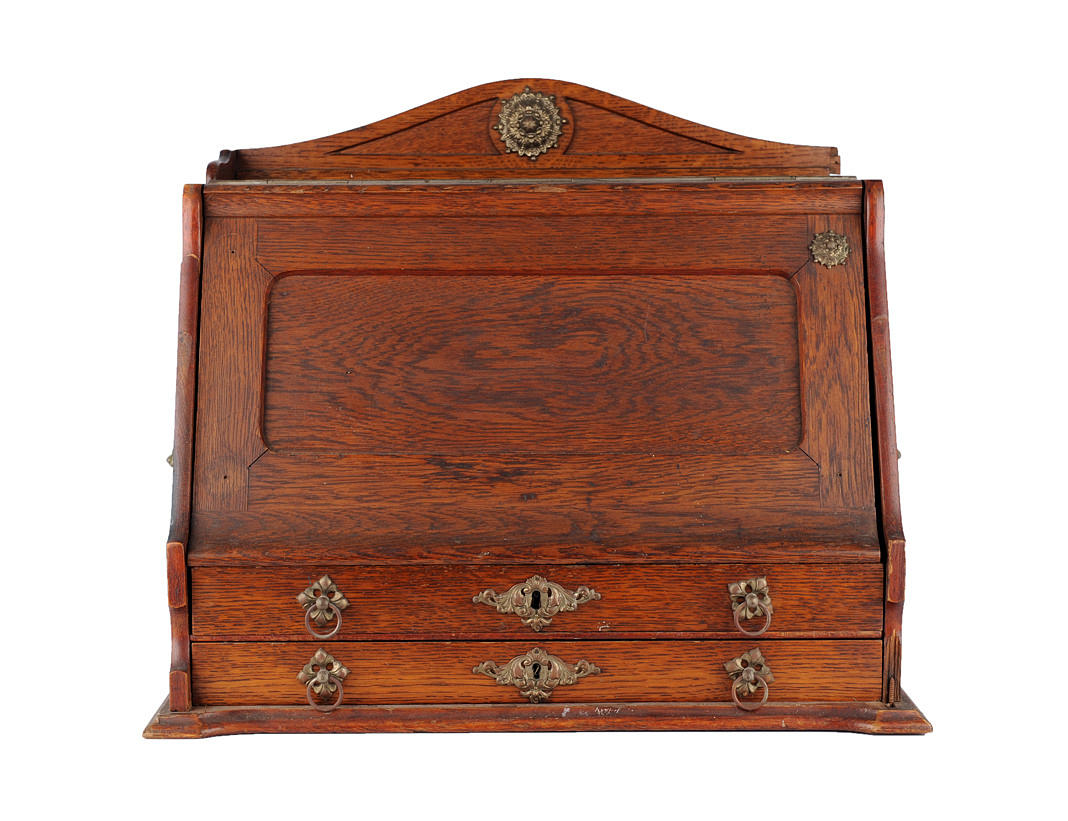 ANTIKER REISESEKRETÄR. Transportabel skrivbord med beslag.