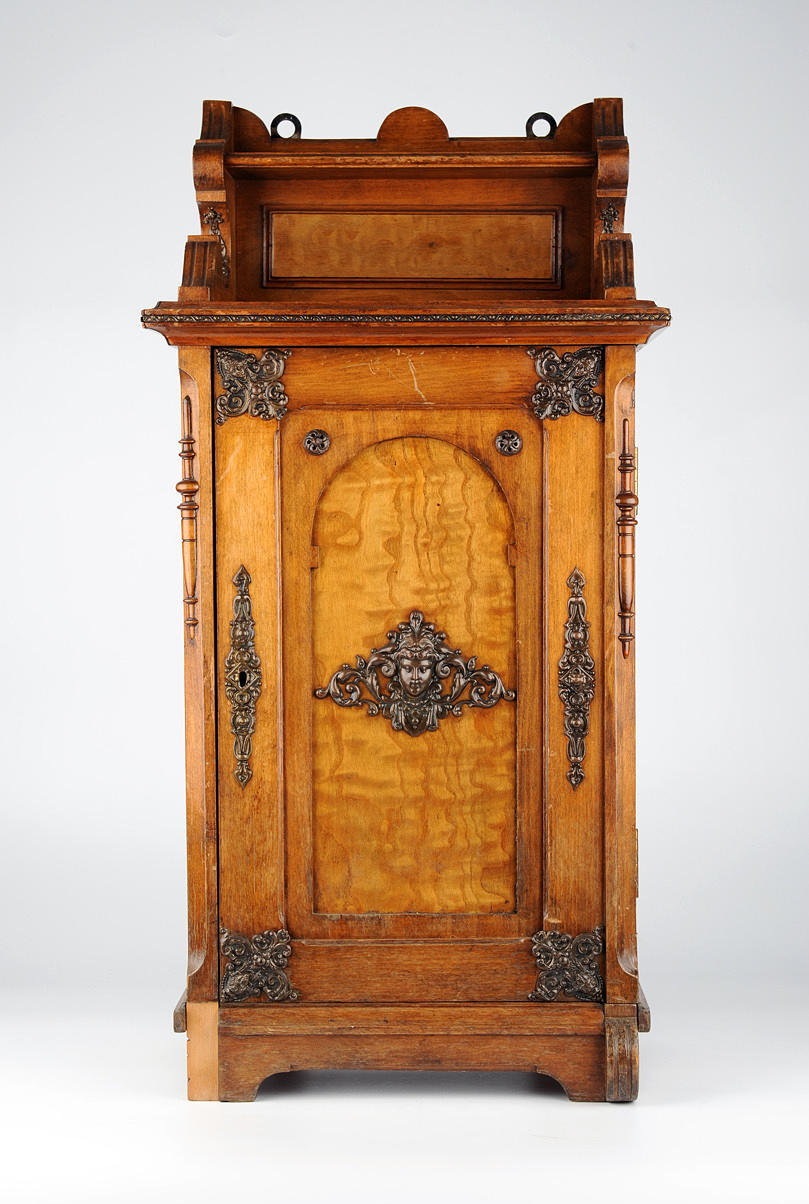 HÄNGESCHRANK. Valnötsträ och fanér. Föråldrade applikationer.