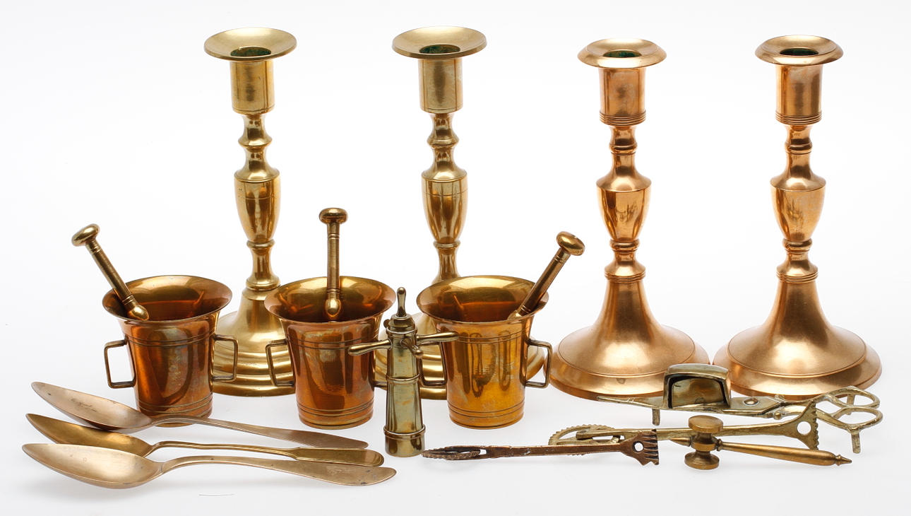 MÄSSING, bl.a. ett par Ljusstakar, Skultuna no 38.