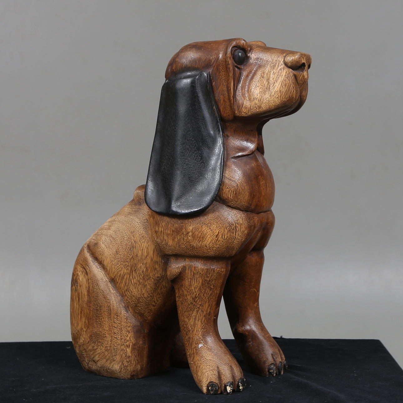 BODENSKULPTUR, Holz, Hundeform.