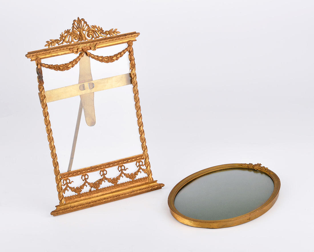 2 KLEINE RAHMEN. Stativ ram och oval hängande ram. Empire stil.