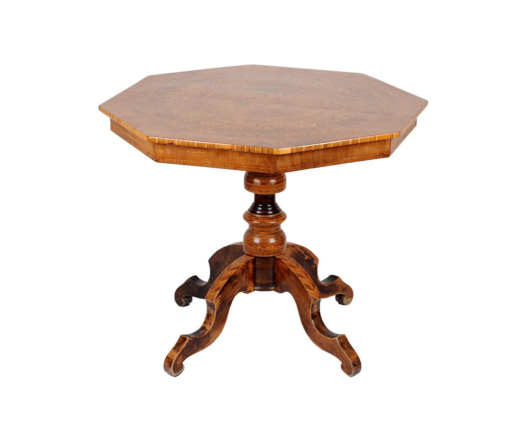 OKTAGONALER BEISTELLTISCH. Inarquetry & intarsia. Skildring av en drake slayer legend.