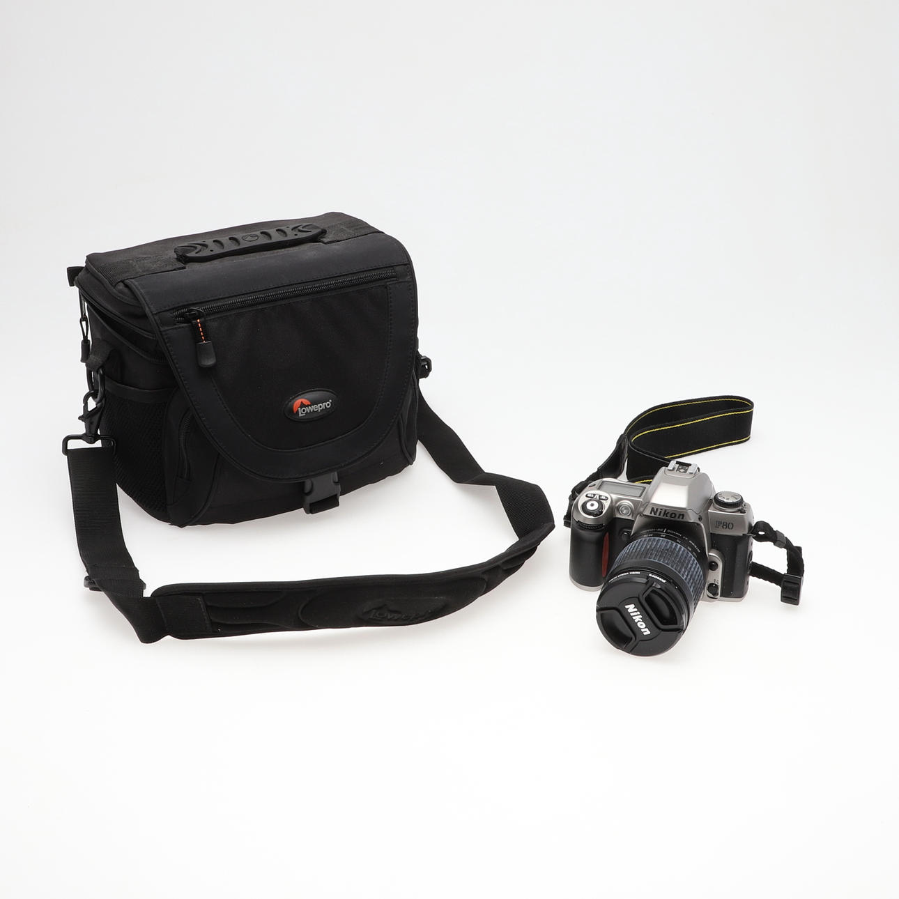 NIKON F80 KAMERA, OBJEKTIV & TILLBEHÖR.