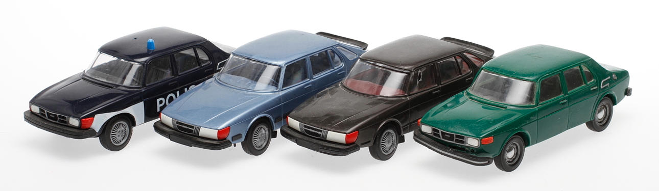 MODELLBILAR, plast, 4 st, bland annat saab polisbil.