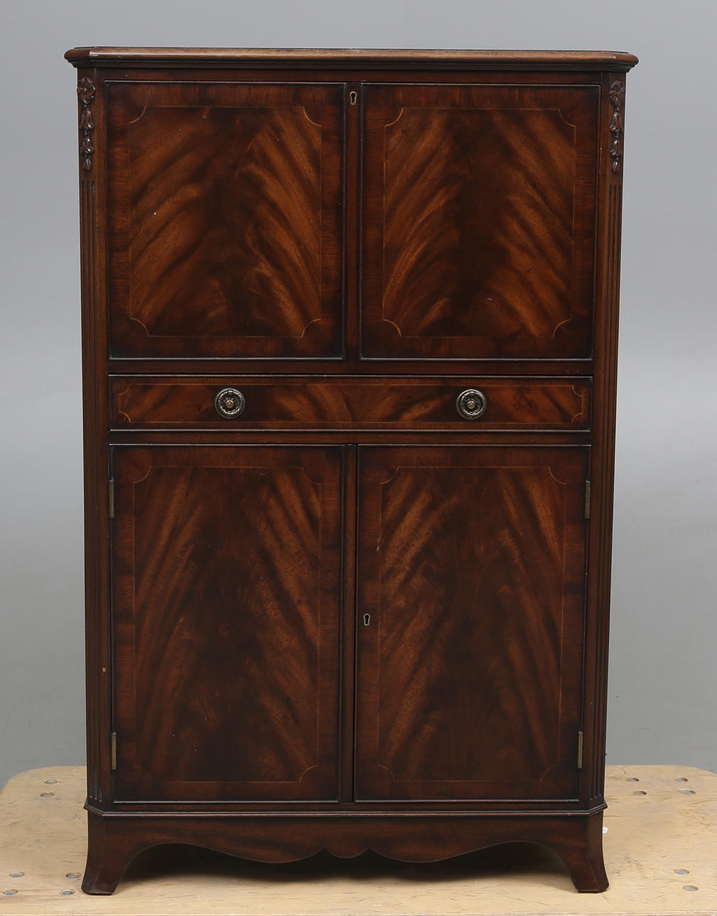 BARSKÅP, gustavianskstil, 1900-tal.