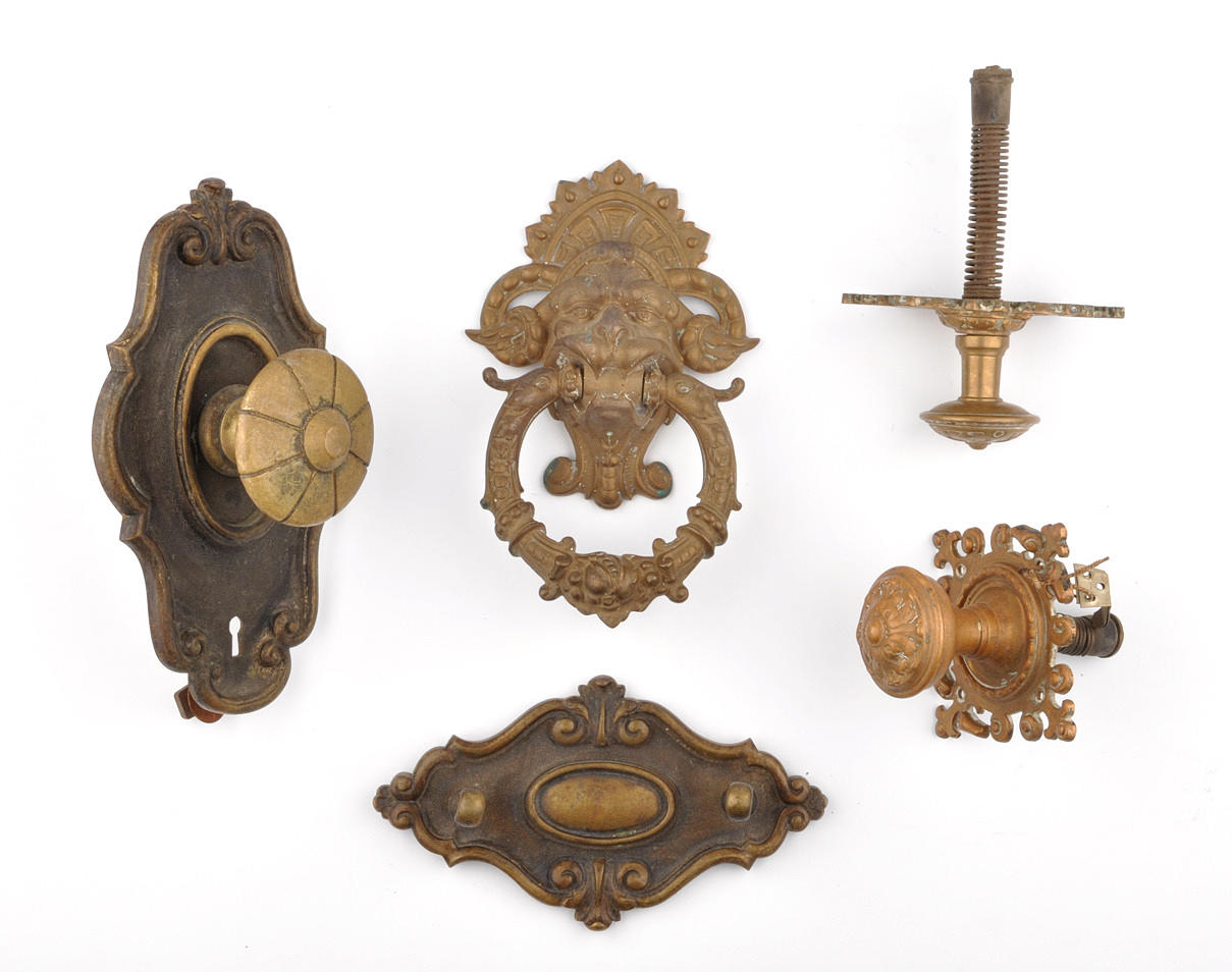 HISTORISMUS / GRÜNDERZEIT. 5 stora hårdvara, dörrbeslag, brons dörrknackare.