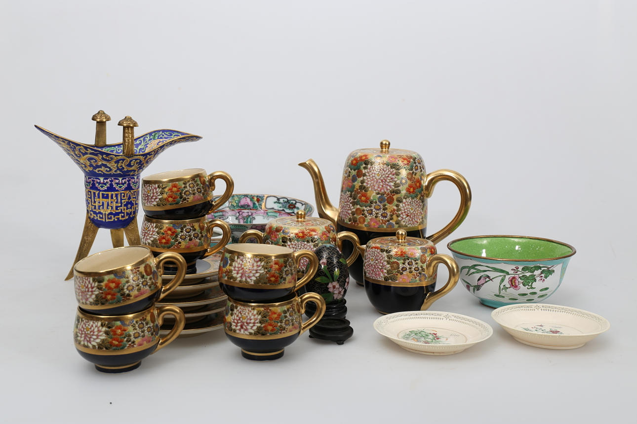 PORSLINS OCH METALLFÖREMÅL, 22 delar, Asien, 1900-tal.