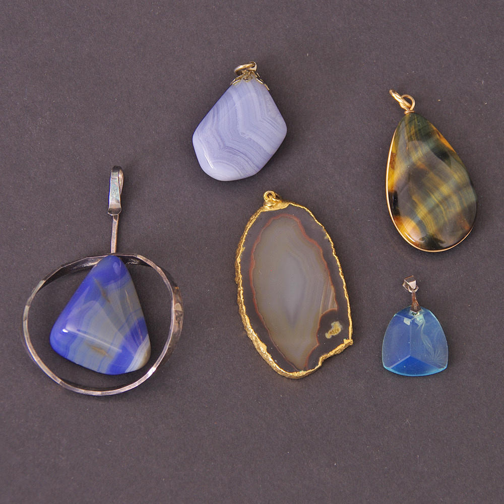 HÄNGEN, 5 stycken, olika stenar, en med silverinfattning.