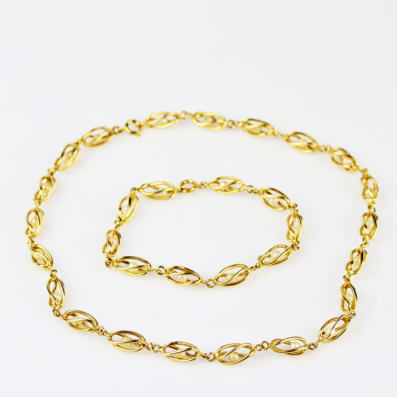 COLLAR Y PULSERA, oro de 18k con perlas incrustadas.