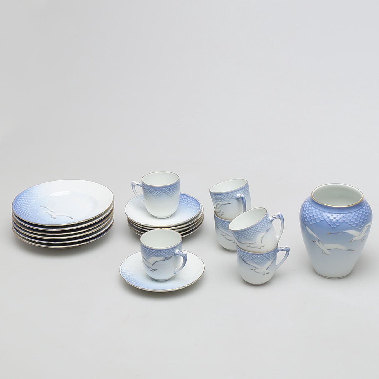 MOCCASERVISDELAR i porslin, 19 st "Blå måsen" med förgyllning, Bing & Gröndahl. Danmark.