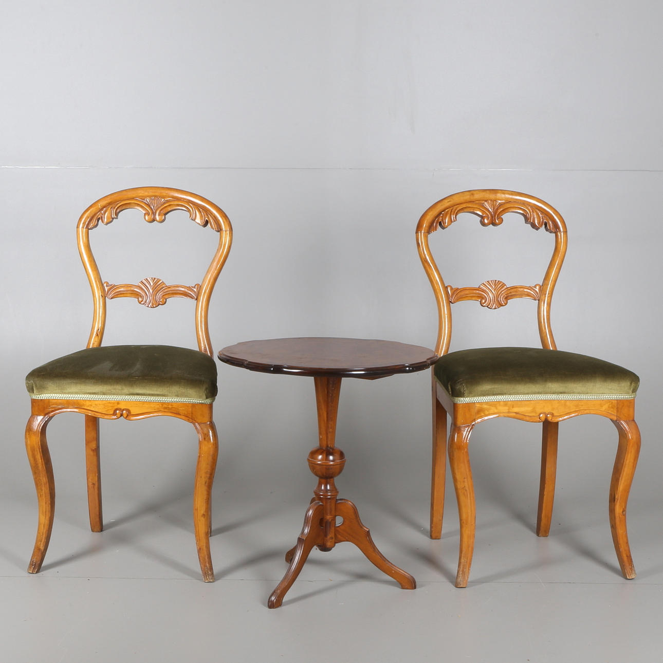 STOLAR, 2 st nyrokokostil, samt 1 piedestal, 1900-tal.