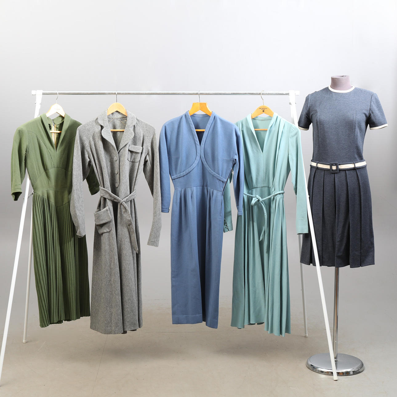 KLÄNNINGAR, 5 stycken olika, 40-tal, 60-tal modell.