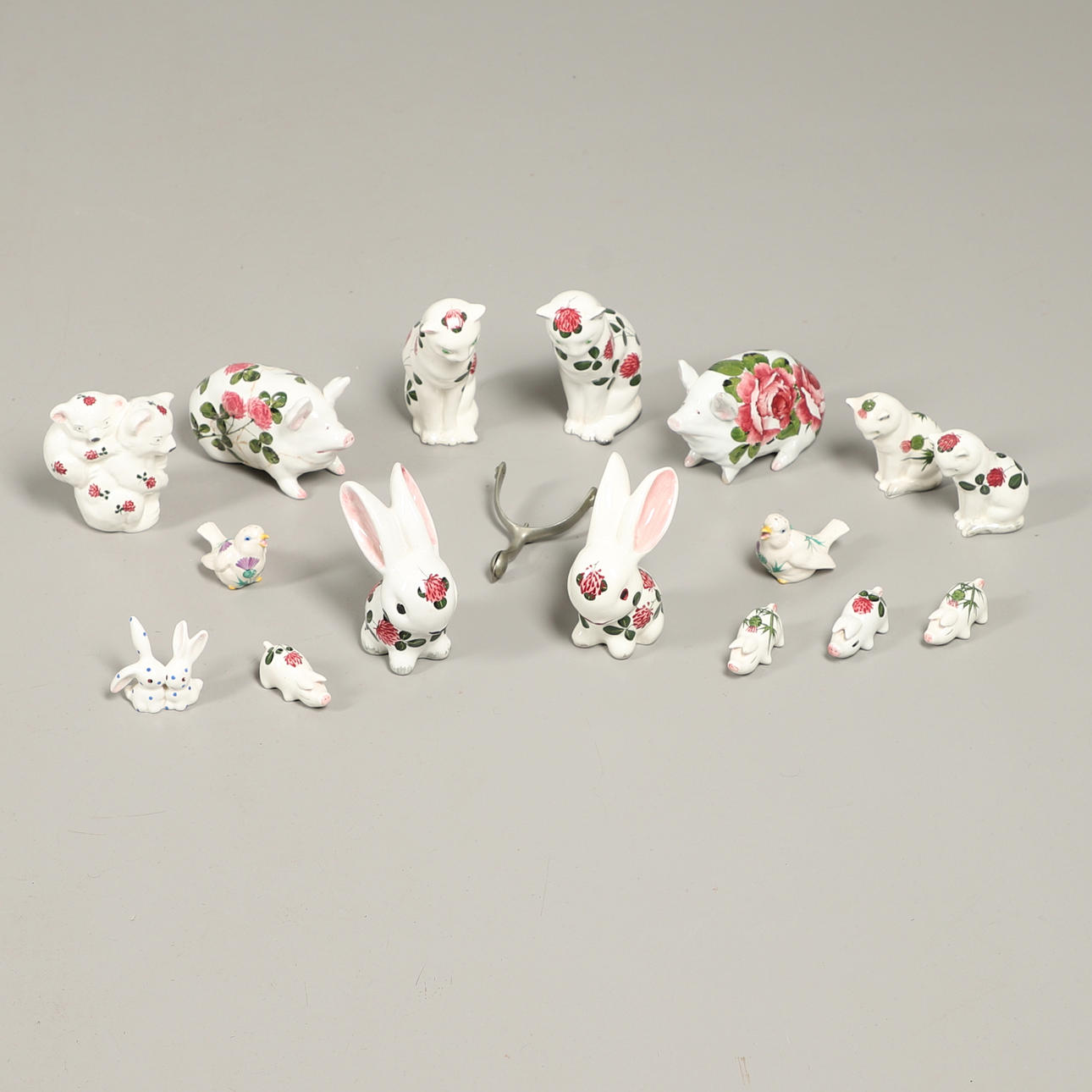 A SMALL COLLECTION OF PLICHTA AND OTHER CERAMIC ANIMALS.