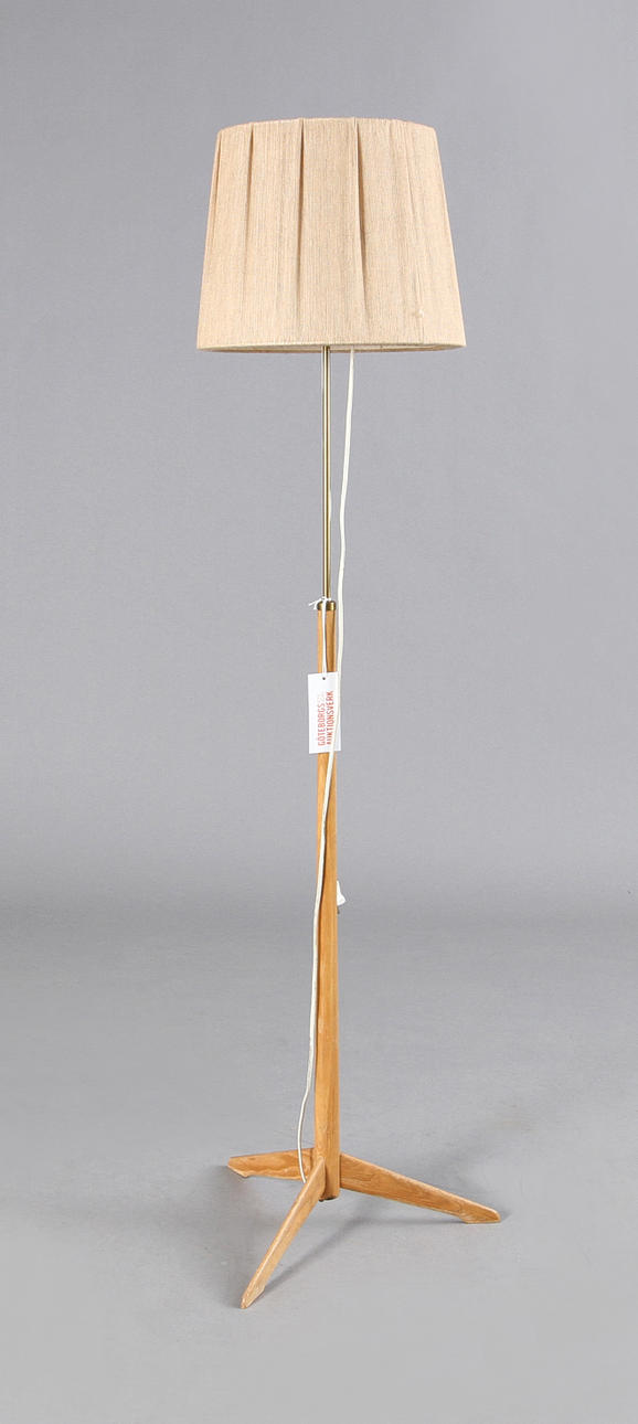 GOLVLAMPA. 3-delad träfot, märkt G-34 Bergbom.