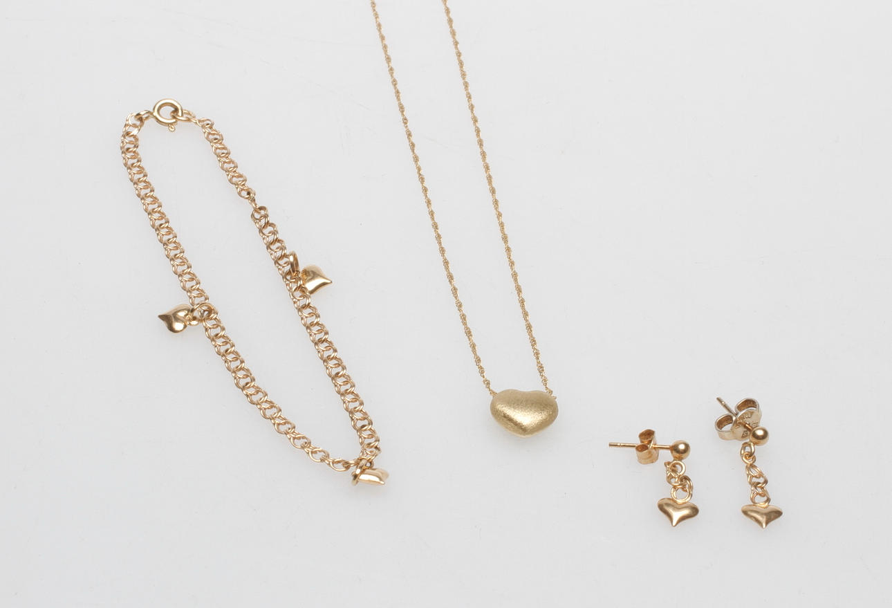 GULDSMYCKEN; 18k guld, vikt ca 5 gr.