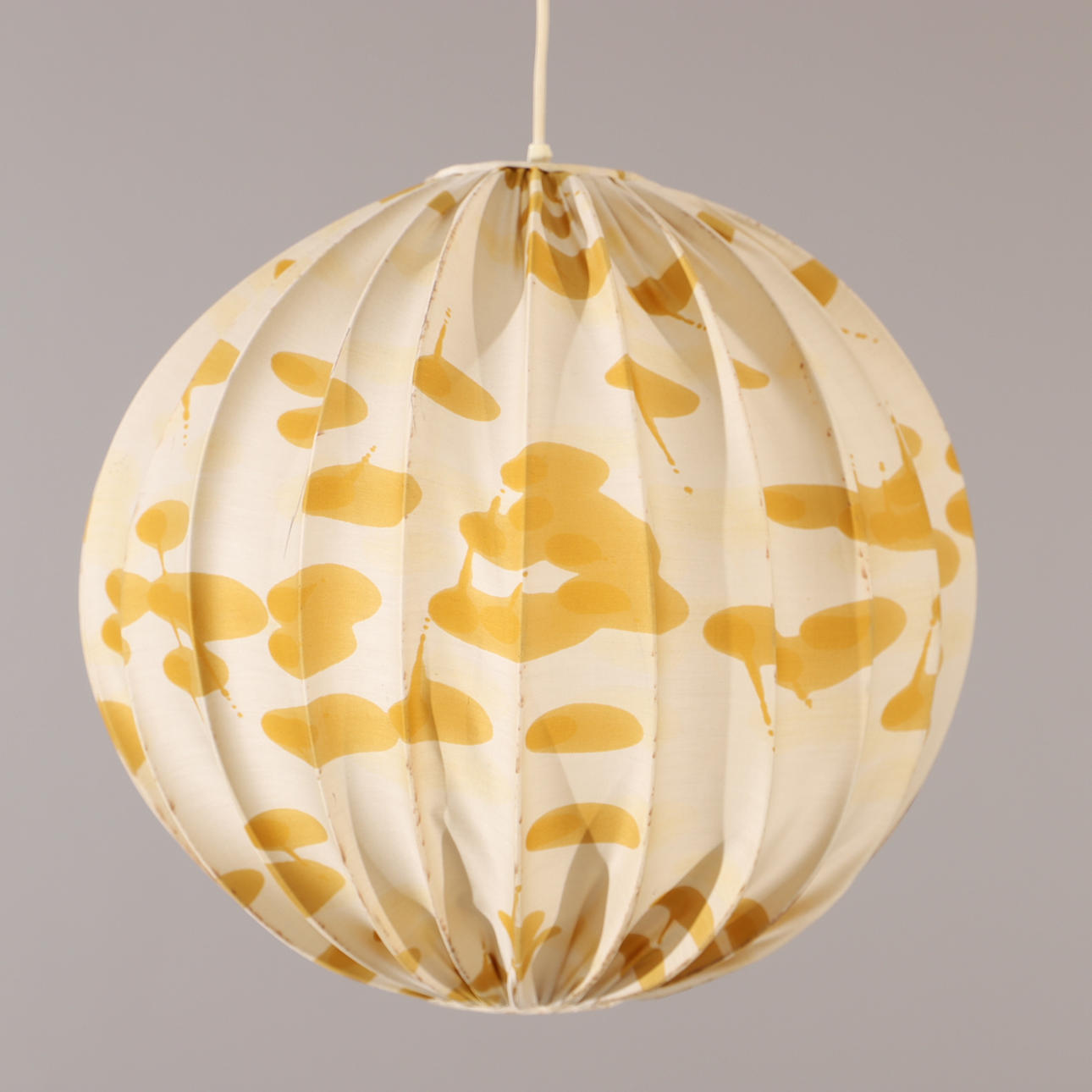 TAKLAMPA, klotformad, textilklädd.