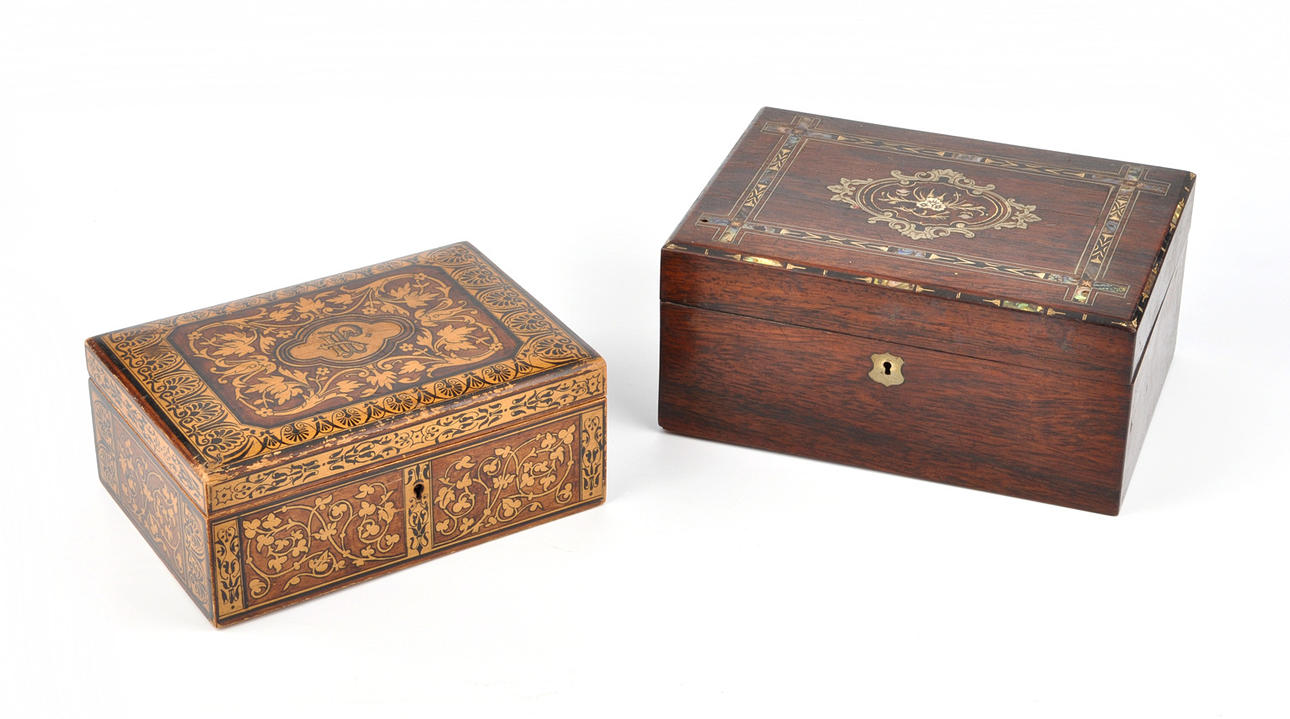 2 SCHATULLEN. Pyrografi omkring 1930. Pärlemor & ben inlägg omkring 1910.